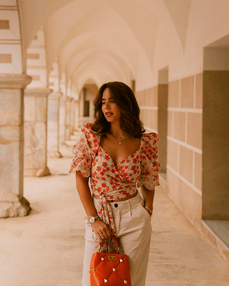 blogger portuguesa com blusa às flores