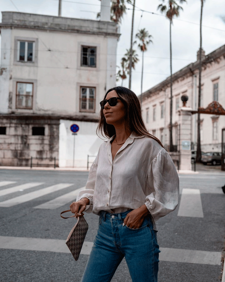 Bárbara Corby a desfilar pelas ruas com mala Louis Vuitton original estilo carteira