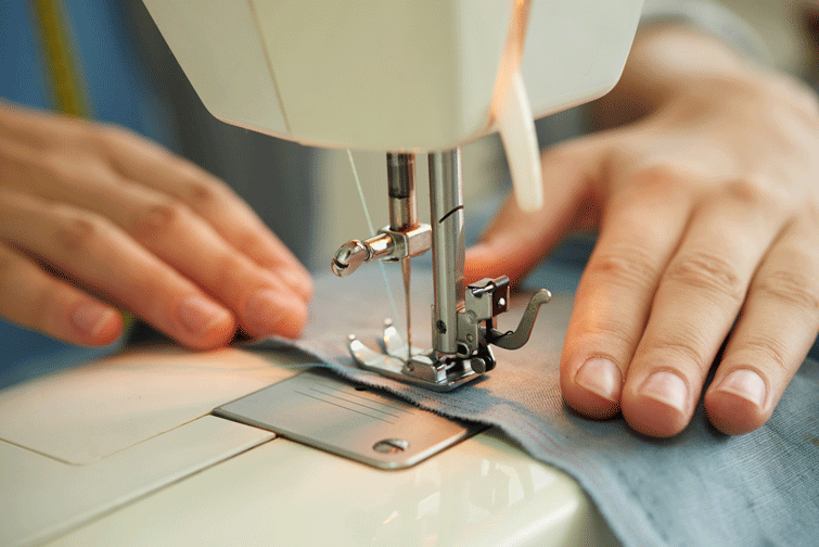máquina de costura onde se pode aplicar ideias para reciclar roupa velha