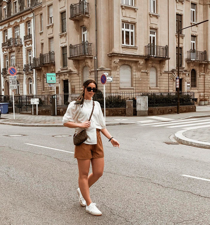 Alexandra Borges a posar pelas ruas com outfit cores neutras e umas sapatilhas brancas mulher