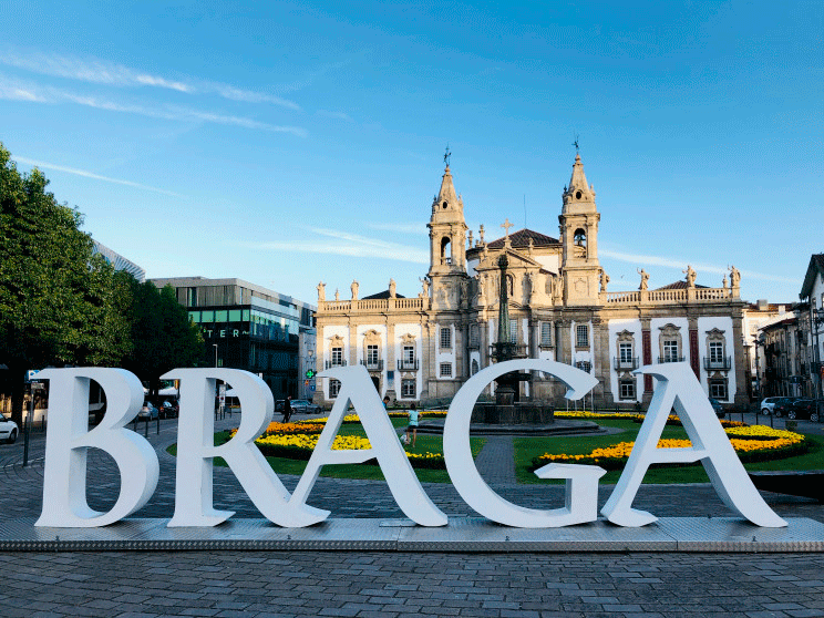 Vista do centro da cidade de Braga com painel gigante com o nome da cidade onde poderá encontrar as melhores lojas de roupa segunda mão