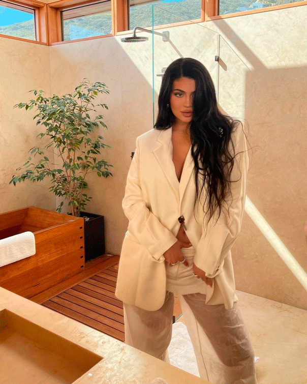 Kylie Jenner, influencer americana e uma das celebridades mais seguidas a posar com um outfit total white