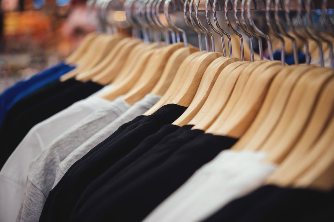 Artigos organizados para comprar e vender roupa em segunda mão