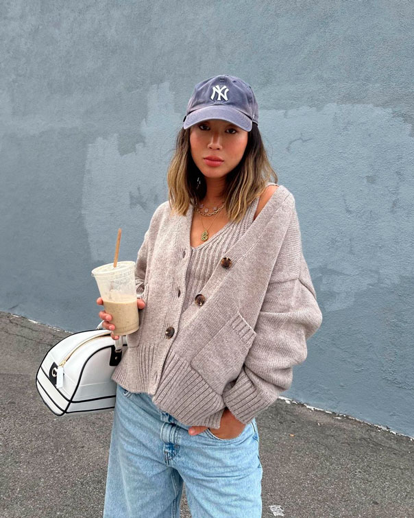 Aimee Song, parte dos Influencers mais ricos do mundo com um look de jeans e casacos de malha