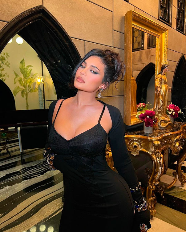 Kylie Jenner, um dos influenciadores mais bem pagos, deslumbrante com um vestido em tons negros