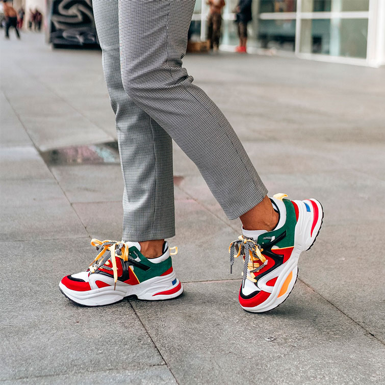 rapariga a usar os famosos “ugly shoes” as sapatilhas tendência para 2022